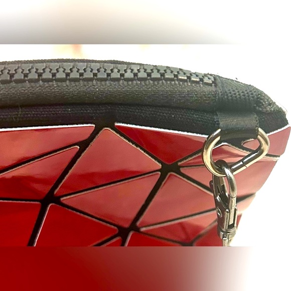 Emilio Pepe Geometric wristlet clutch crossbody bag with chain - Picture 11 of 13